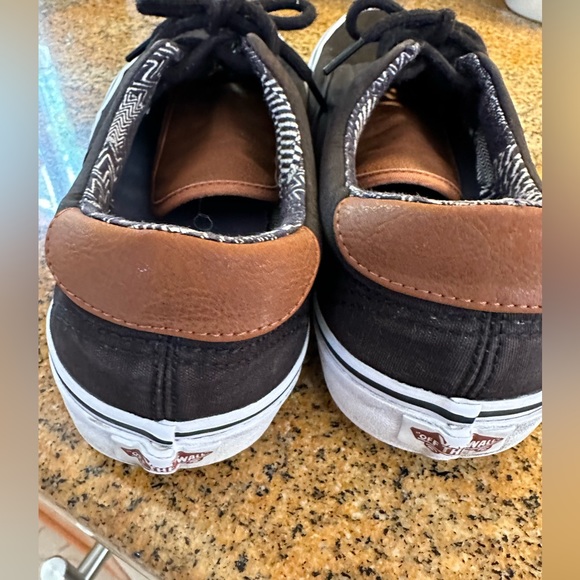 Vans Off the Wall with leather plus another pair free - Picture 3 of 6